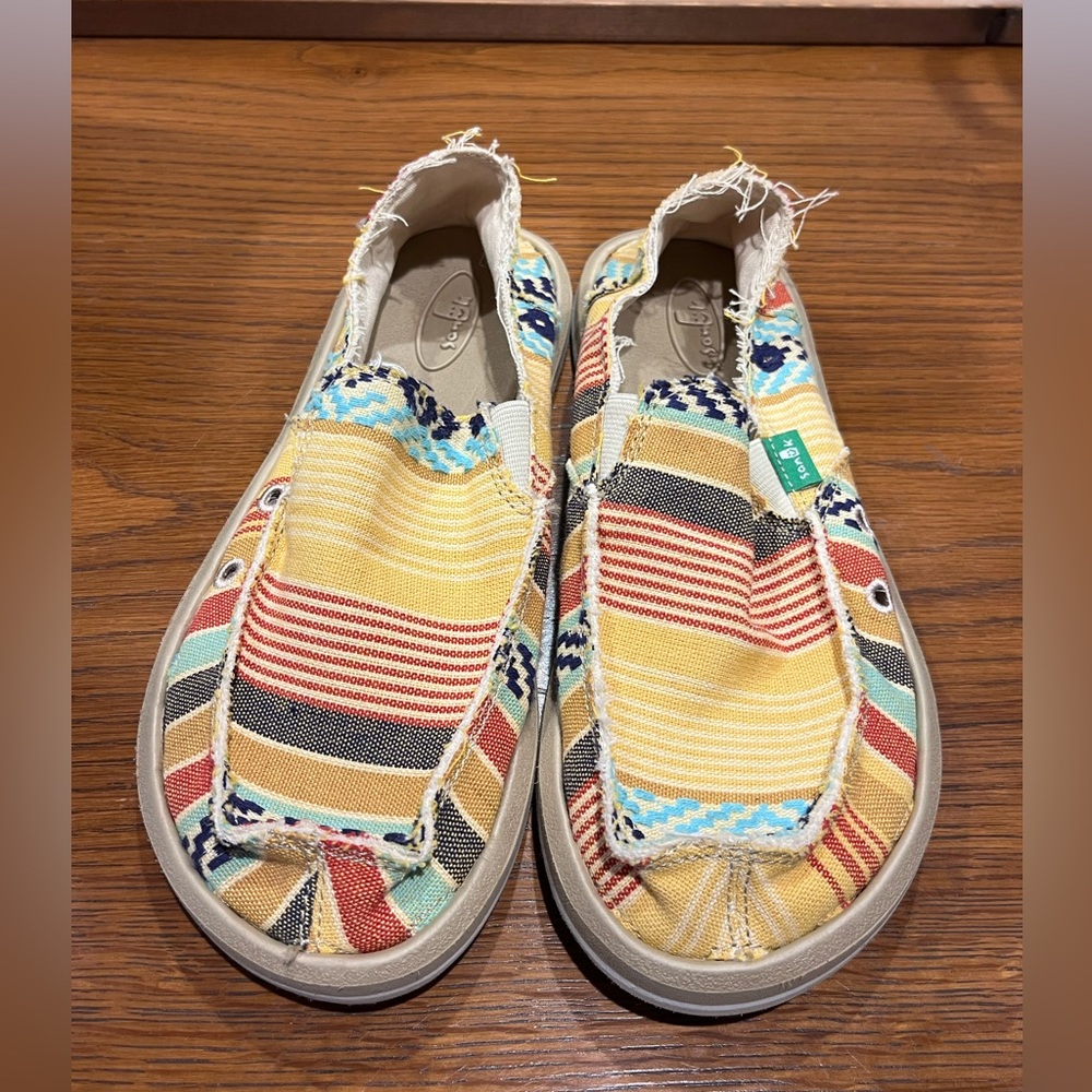 Sanuk youth big kids size 4 serape Aztec southwestern stripe multi-color slip on